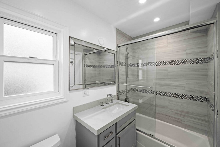 Building Photo - 1621 Hi Point St