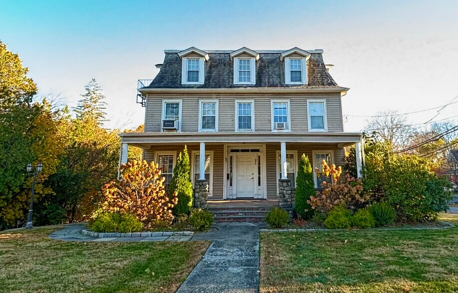 Building Photo - 242 Bedford Rd