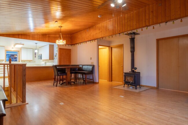 Building Photo - 3BR/3BA Home on 1.9 Acres – Garage & Pet F...