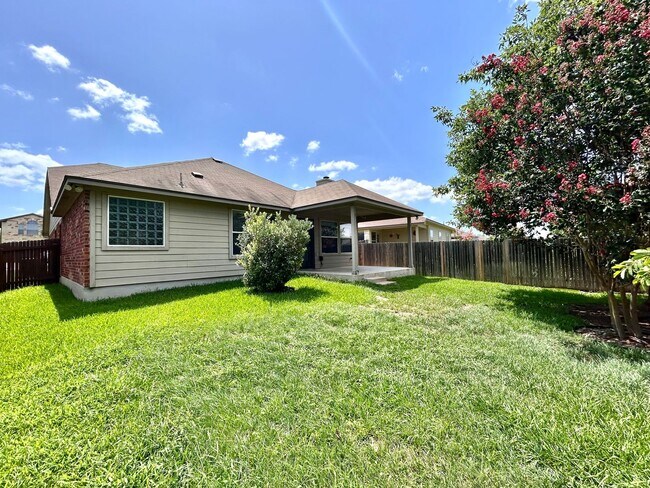 Building Photo - Beautiful & Spacious 3BR/2.5BA One-Level H...