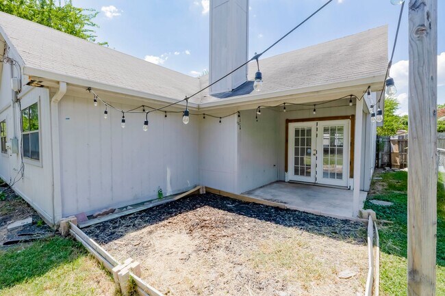Building Photo - 2015 Newton Dr
