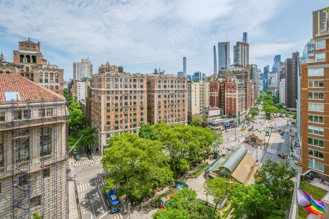 Building Photo - 2109 Broadway