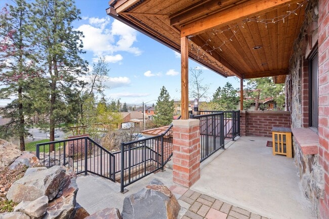 Building Photo - Fully-Furnished Short-Term Rental on South...