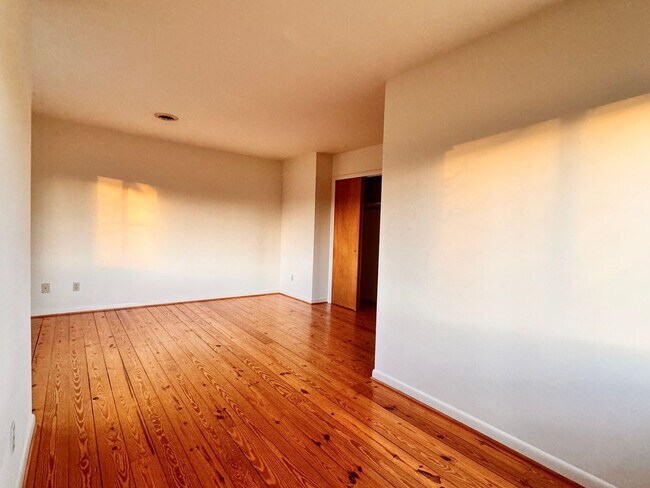 Building Photo - 2442 Red Hill Rd