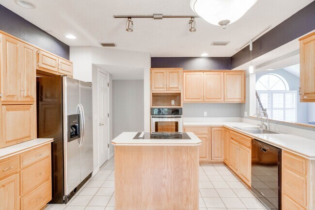 Building Photo - FOR RENT!!! STUNNING AND SPACIOUS SINGLE FAMILY HOME WITH LAKE VIEW...