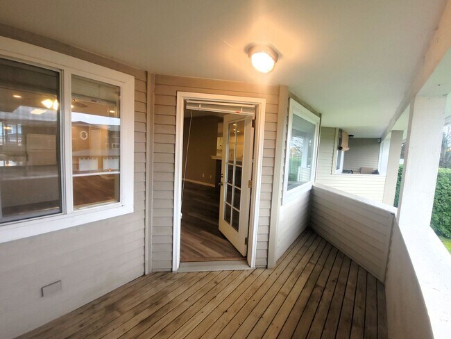 Building Photo - Bayview Townhouse Condo in Blaine with Gar...