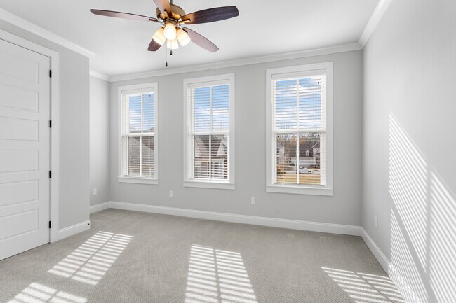 Building Photo - 2048 Perennial Ln