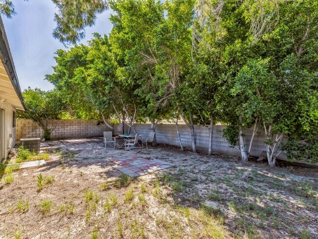 Building Photo - Fully Furnished 3 Bedroom 2 Bath - Single ...