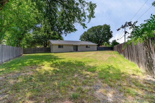 Building Photo - Single-Story Gem with Vaulted Ceilings and...