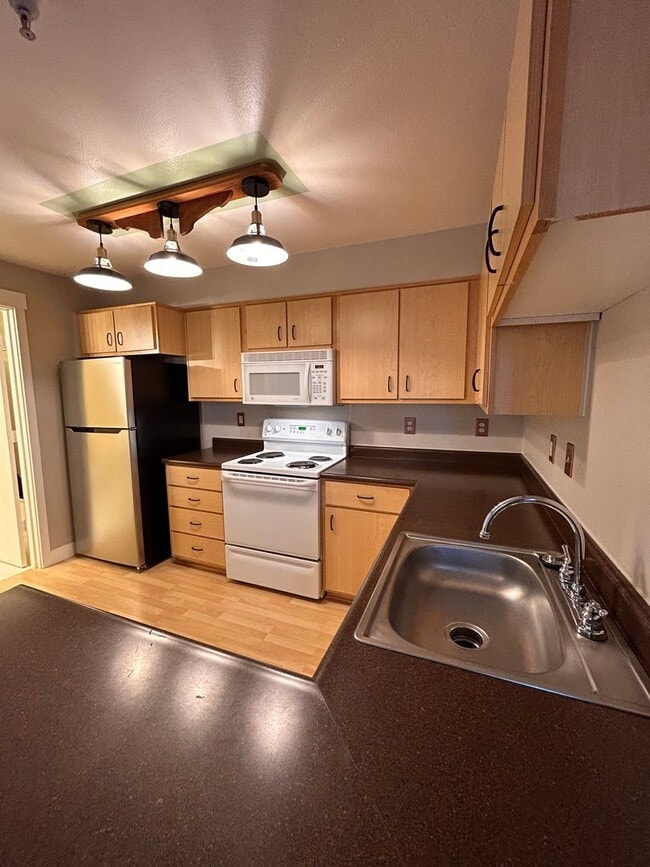 Building Photo - Freshly Updated 2-Bedroom Condo in the Hea...