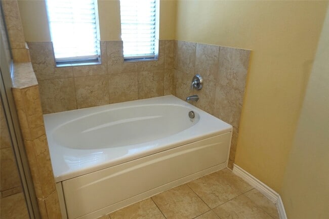 Building Photo - 2105 Lucerne Cove