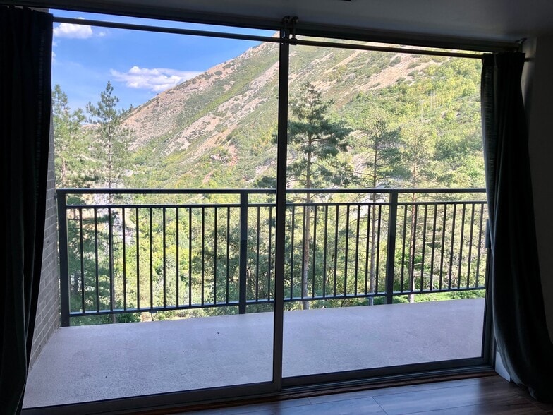Building Photo - 875 Donner Way