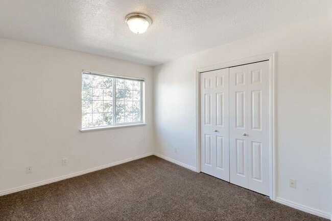 Building Photo - 3 Bedroom Top Floor Orem Condo w Awesome Amenities!