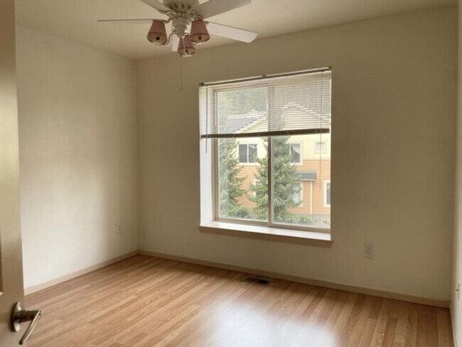 Building Photo - Beautiful 3 Bed 2.5 Bath Townhome in Talus, Issaquah