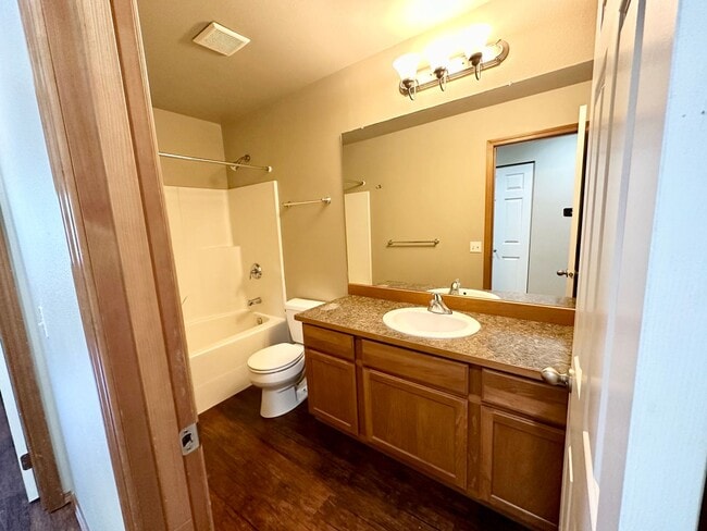 Building Photo - Spacious 3 Bedroom 2 Bathroom Home Now Available