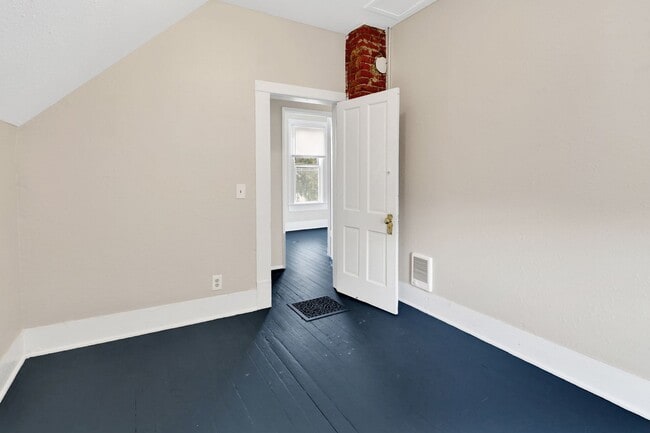 Building Photo - $1,000 Grocery Store Gift Card! 4 Bedroom, 1 bathroom Home in the York neighborhood for Rent!