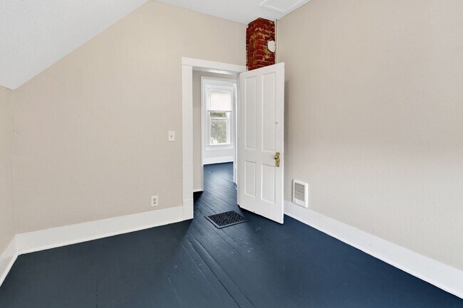 Building Photo - 4 Bedroom, 1 Bathroom Home in the York Neighborhood for Rent!