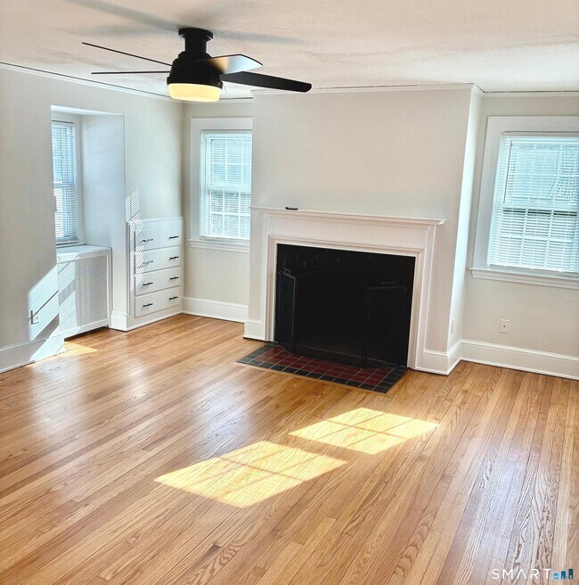 Building Photo - 302 Quaker Ln N