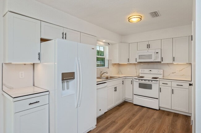 Building Photo - Central 4 bedroom in Niceville!