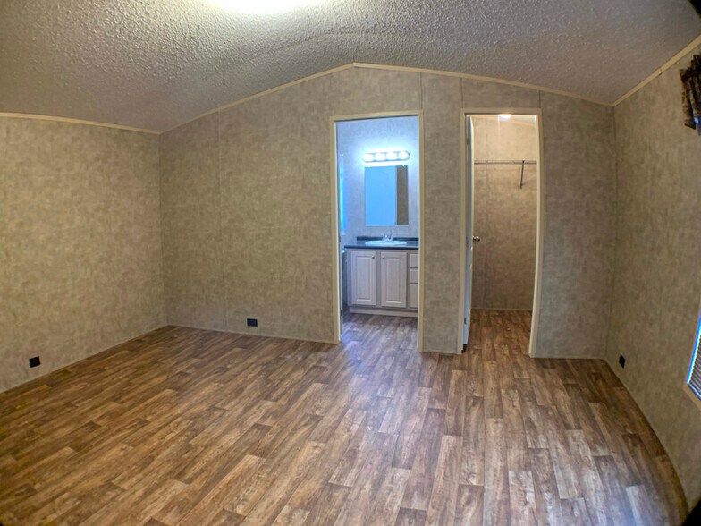 Building Photo - 3637 SE 6th St