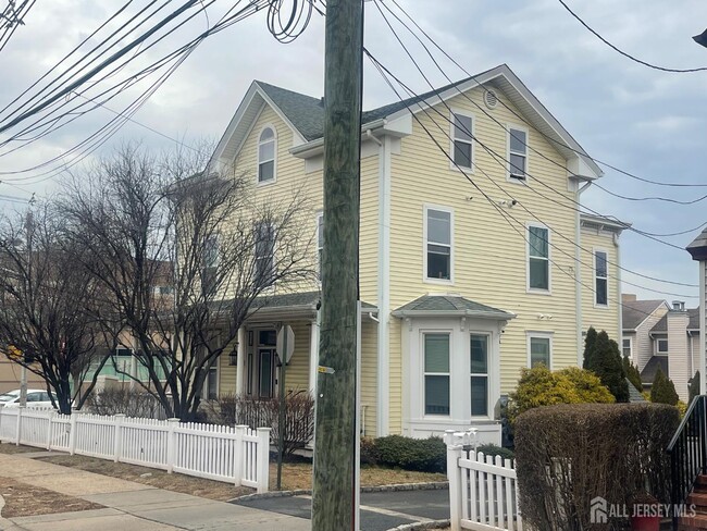 Building Photo - 161 George St