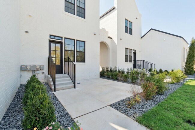 Building Photo - Townhome 2 bed 2.5 bath "The Mid-Mod" in the Heart of Selah
