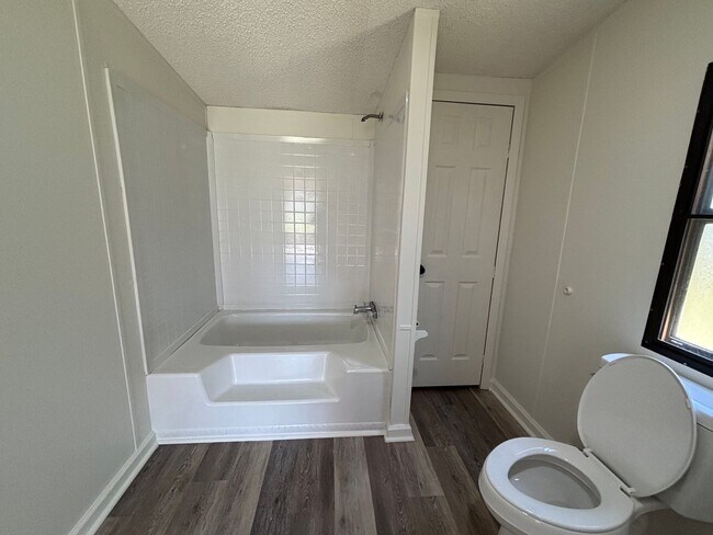 Building Photo - FOR RENT