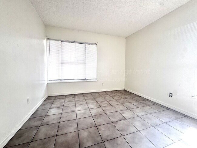 Building Photo - 708 Green Ct