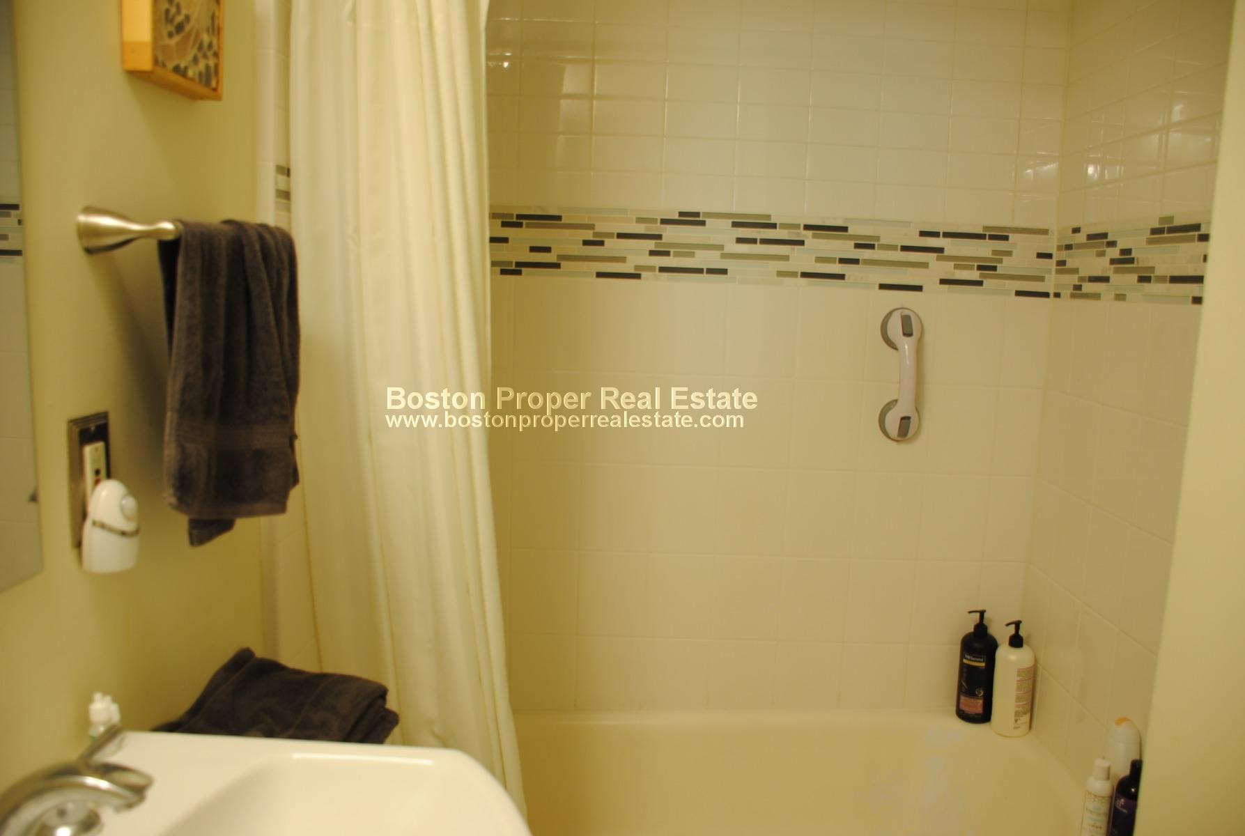 Building Photo - 387 Marlborough St