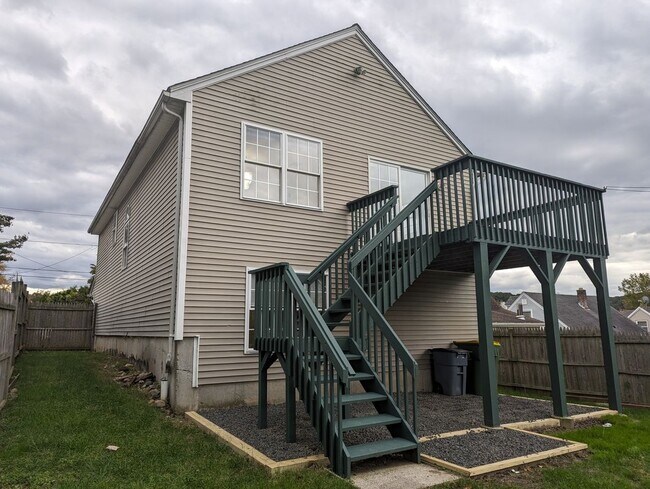 Building Photo - 33 Hallock St