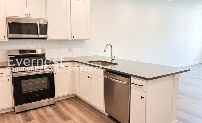 Building Photo - 3 Bed/2.5 Bath Town Home with Garage / Available Now!