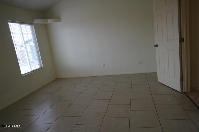 Building Photo - 456 Passmore Rd