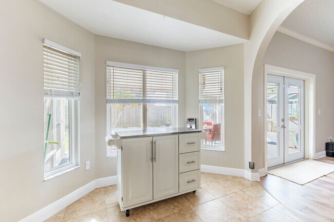 Building Photo - STUNNING 4-BED, 3-BATH HOME WITH SOLAR PANELS IN TAMPA, FL!