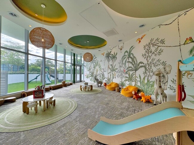 Building Photo - 700 NE 24th St