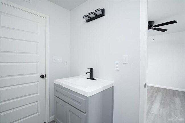 Building Photo - 1107 Shasta Ave W