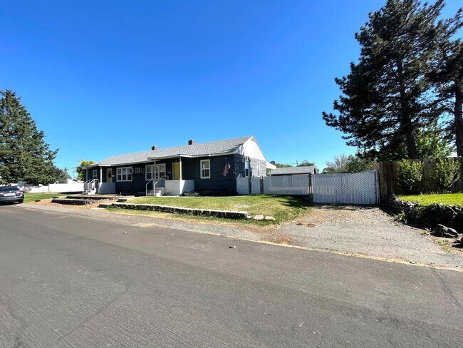 Building Photo - Spacious 2+ Bedroom Duplex Unit in Richlan...