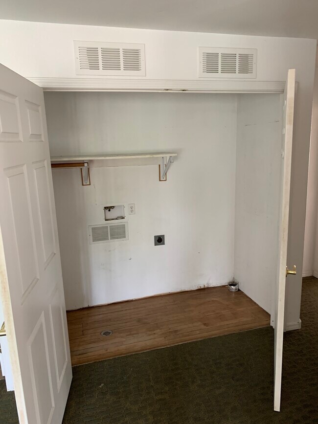 Laundry area with hook ups - 2033 Mount Washington Ave