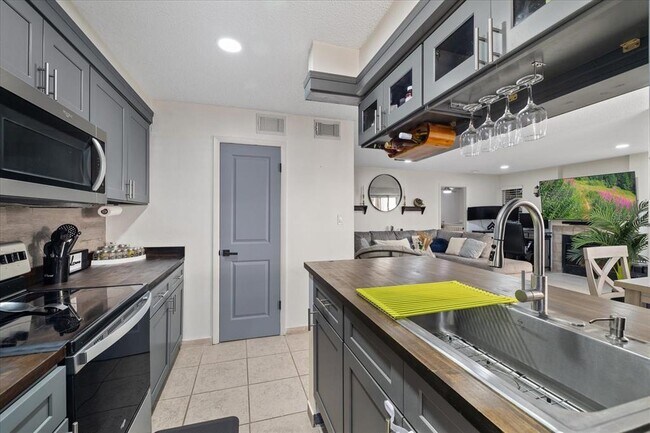 Building Photo - 8724 Mallard Reserve Dr