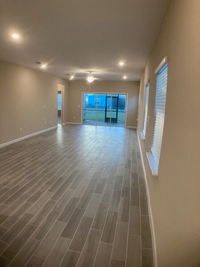 Building Photo - Stylish & Low-Maintenance Living in Oakleaf Community