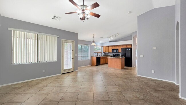 Building Photo - Close to I-10 and shopping in Goodyear!