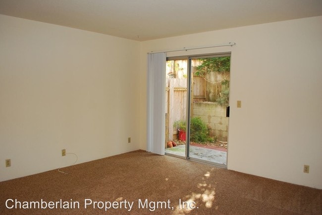 Building Photo - 237-239 Tamarack Ave