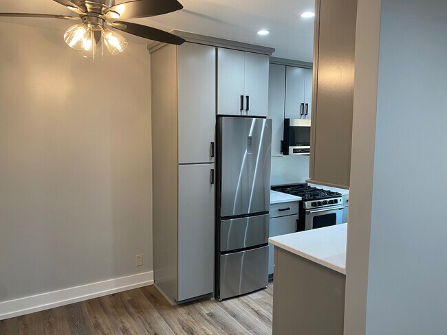 Building Photo - 14954 Moorpark St