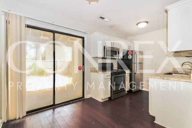Building Photo - Gorgeous Mount Pleasant Townhome