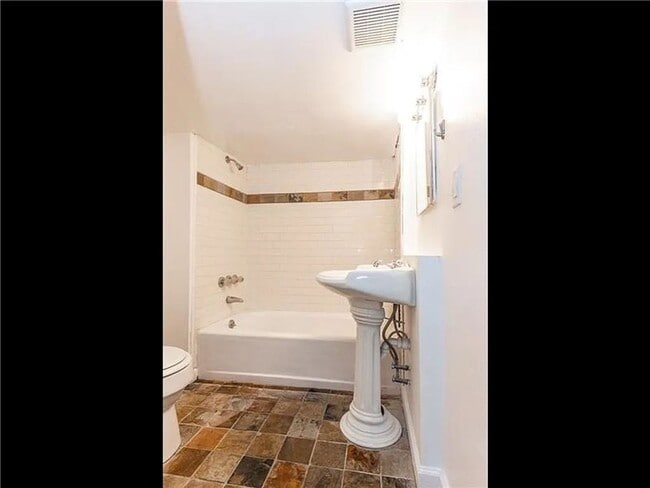 Building Photo - 3 bedroom - great location, central air, laundry.