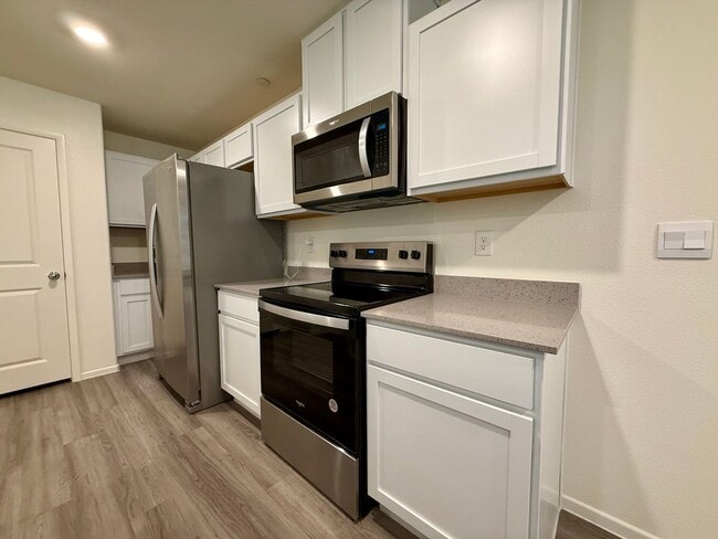 Building Photo - BRAND NEW 3 BED 2.5 BATH 2 CAR GARAGE TOWN...