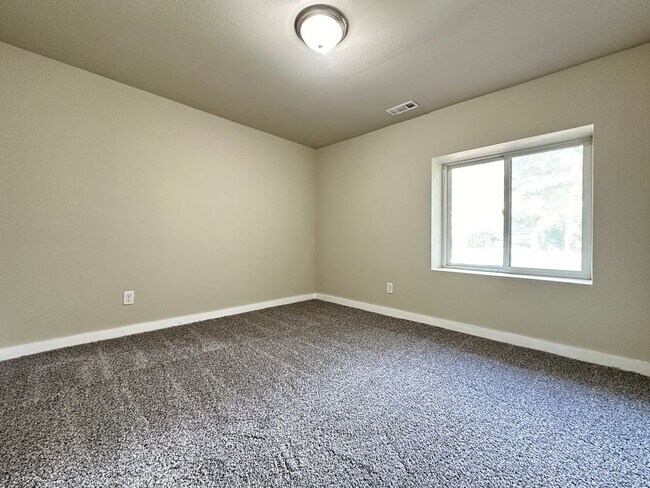 Building Photo - 3 Bed 2 Bath 2 Stall Garage - Country Styl...