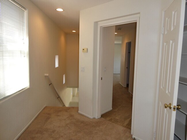 Building Photo - Autumn Glenn Large Two Story Home Near Sho...