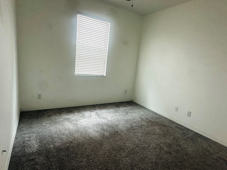 Building Photo - 10749 Pleasant Knoll Dr