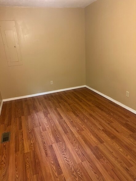 Building Photo - 400 Forest Heights Dr