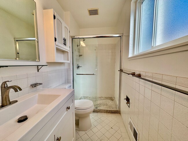 Building Photo - Updated Upstairs 3Bed/2Ba Home in Daly City with Views!